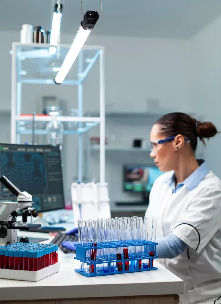 scientific-chemist-doctor-analyzing-virus-disease-developing-infection-treatment-746x1024 El papel de las mujeres en la ingeniería biomédica: aportes, desafíos y futuro Salud y Ciencia 