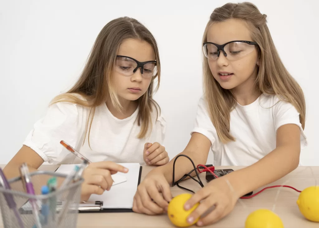 two-girls-doing-science-experiments-with-lemons-1024x732 El papel de las mujeres en la ingeniería biomédica: aportes, desafíos y futuro Salud y Ciencia 
